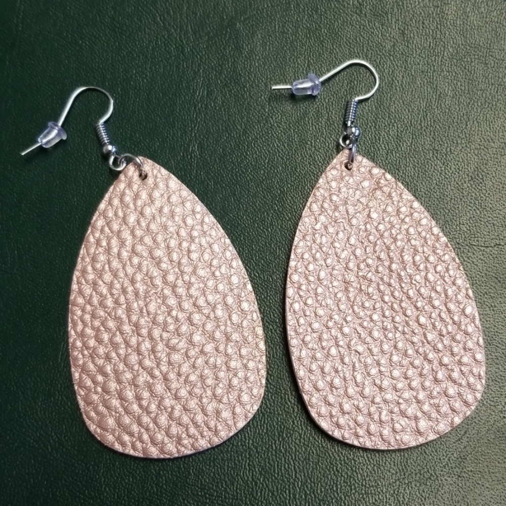 New! 7pair- New Faux leather lightweight earrings - Picture 6 of 8